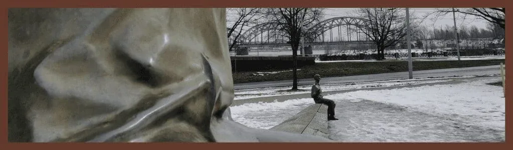 things to do in riga sculpture